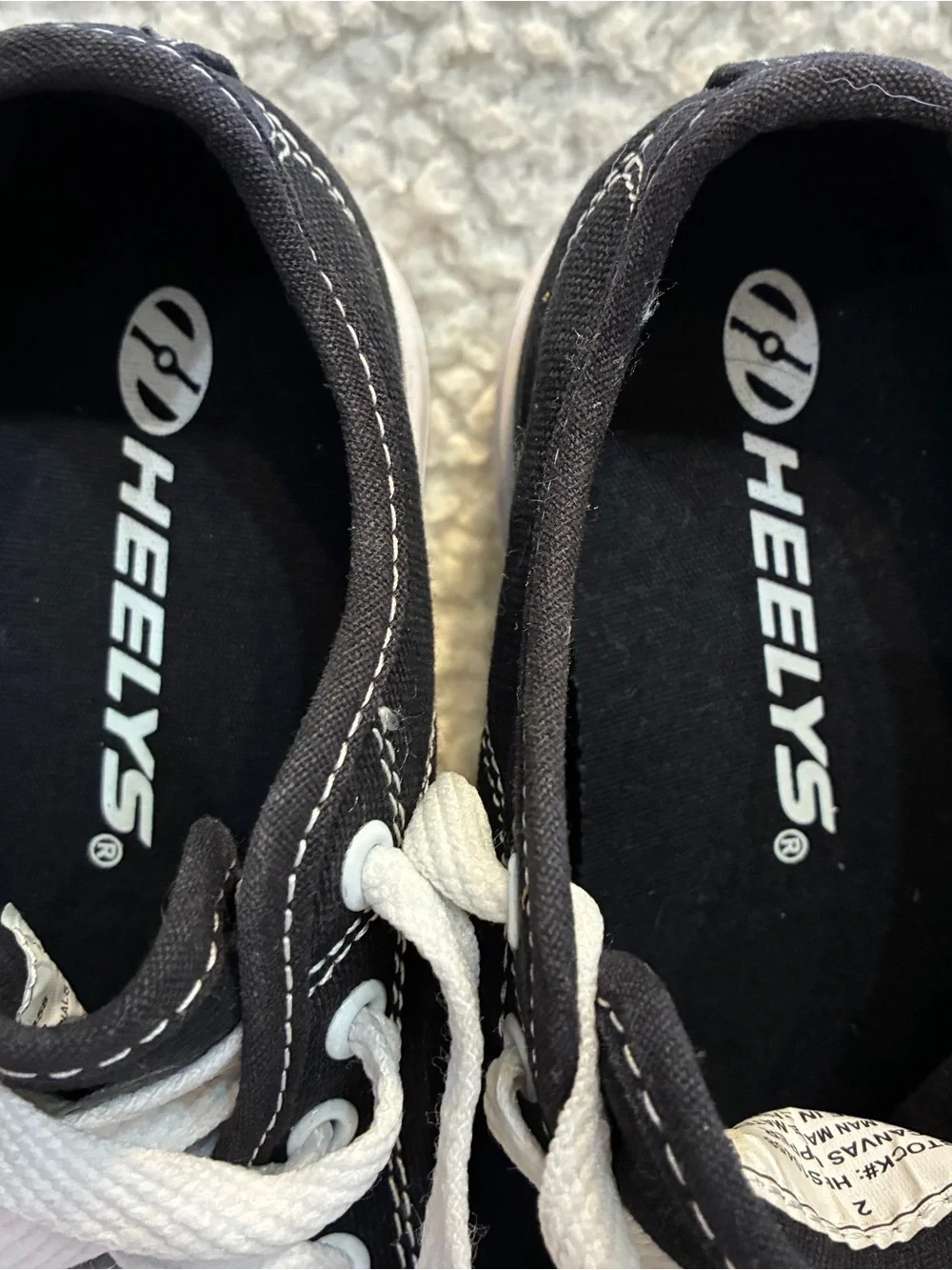 “HEELYS” SKATE SHOES, YOUTH SIZE 2 BLACK AND White Pre OWNED IN NICE CONDITION.